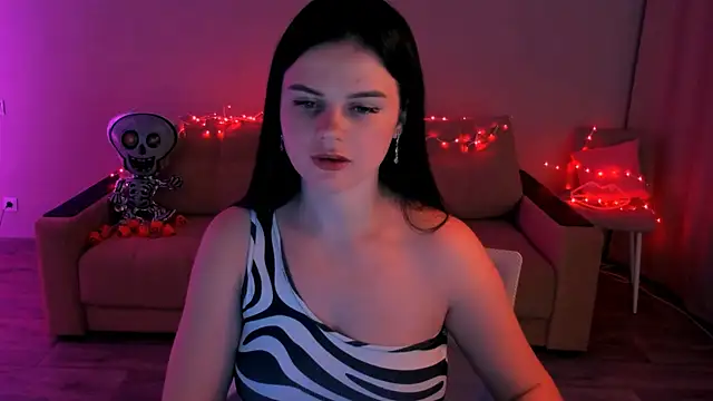 Lora Cain online show from November 5, 2025, 3:39 am