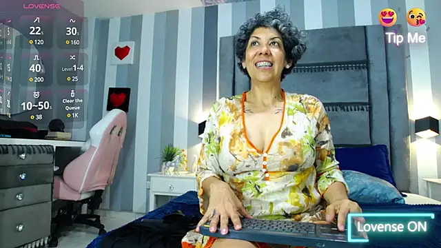 Julianewell online show from February 6, 2025, 6:46 pm