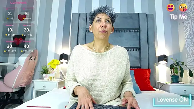 Julianewell online show from March 13, 2025, 12:46 pm