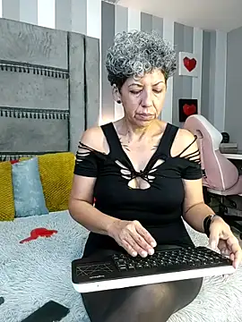 Julianewell online show from December 15, 2025, 12:20 pm