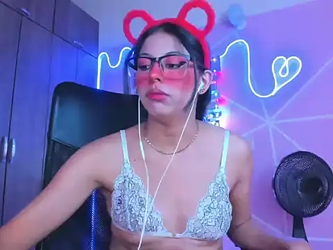 Snapshot of _ALLYSON18_ chatting on February 1, 2025, 2:24 pm ALLYSON18 online show from February 1, 2025, 2:24 pm