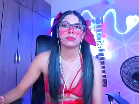 Snapshot of _ALLYSON18_ chatting on February 22, 2025, 5:35 pm ALLYSON18 online show from February 22, 2025, 5:35 pm
