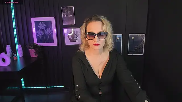 Queen Anna  online show from December 15, 2024, 1:22 pm