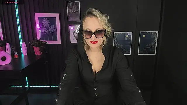 Queen Anna  online show from December 22, 2024, 4:48 pm