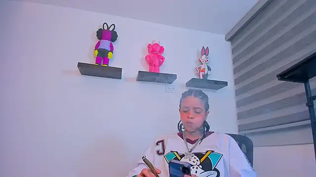 Gangster Girl online show from November 10, 2025, 6:01 am