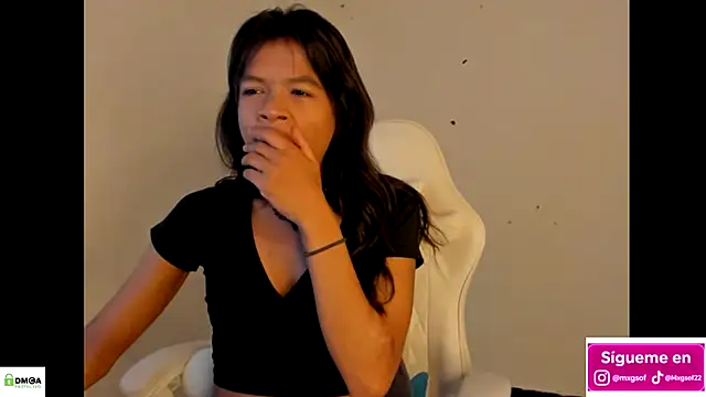 meganthompsonn22 online show from November 17, 2025, 12:11 pm