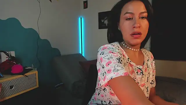 Snapshot of EmiGomez_ chatting on February 3, 2026, 1:37 am EmiGomez online show from February 3, 2026, 1:37 am