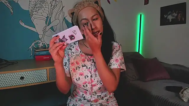 Snapshot of EmiGomez_ chatting on February 7, 2026, 12:09 pm EmiGomez online show from February 7, 2026, 12:09 pm