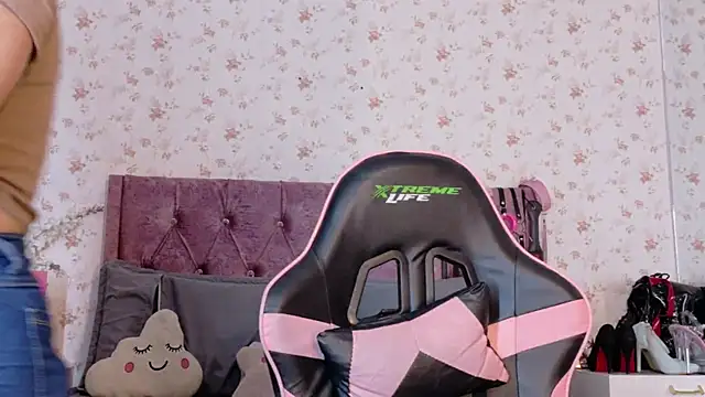 AvrillThomas online show from November 18, 2025, 5:39 pm