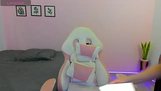 sophie pazz online show from November 14, 2025, 8:40 pm