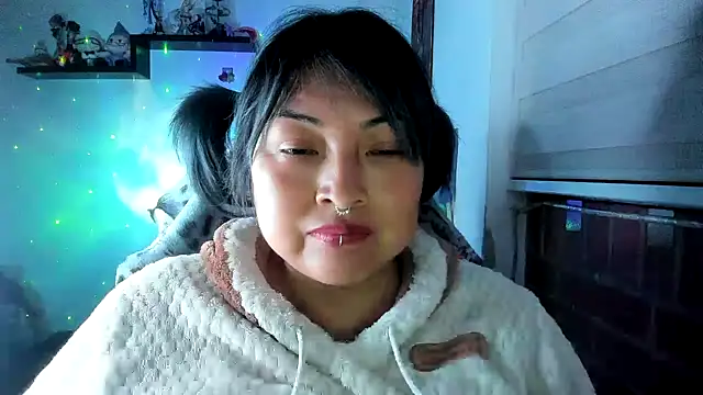 Shaddycute  online show from May 19, 2026, 1:56 am