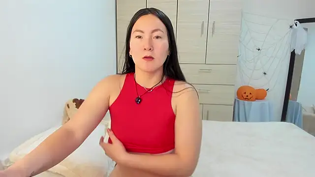 Elle Lee  online show from October 14, 2025, 3:13 pm