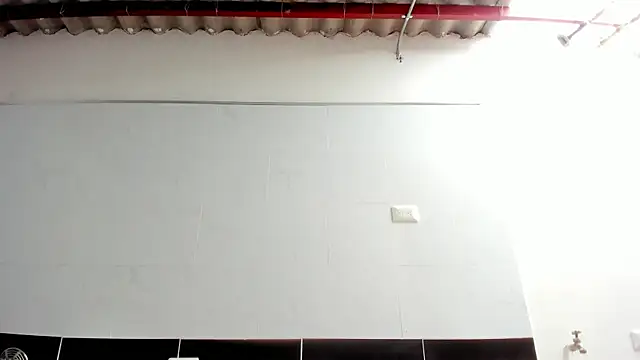 Elle Lee  online show from November 5, 2025, 4:51 pm