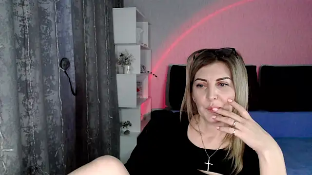 Amelia Harper online show from March 9, 2025, 5:49 pm