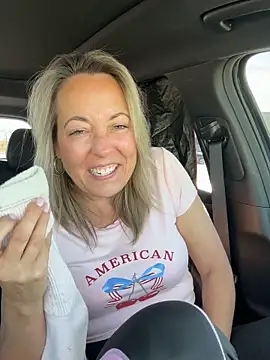 Cherry-red-xo online show from October 13, 2025, 4:51 pm