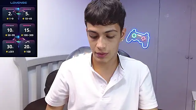 Snapshot of SkinnyBoy_ chatting on January 21, 2025, 6:23 pm SkinnyBoy online show from January 21, 2025, 6:23 pm