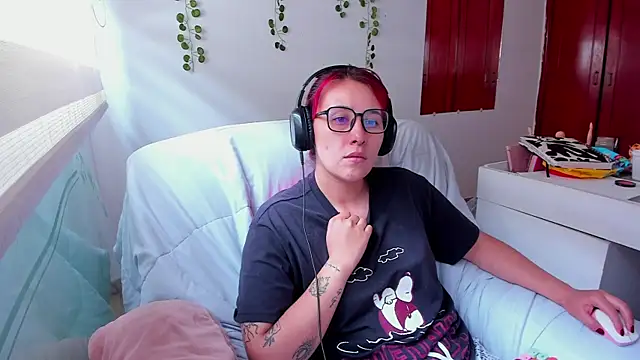 bonnie moon  online show from September 27, 2025, 3:17 pm