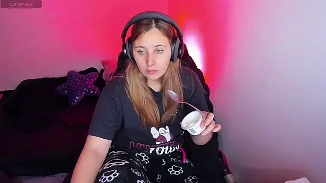 bonnie moon  online show from April 9, 2026, 11:21 pm