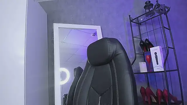 Tina Tayllor online show from October 31, 2025, 6:53 pm