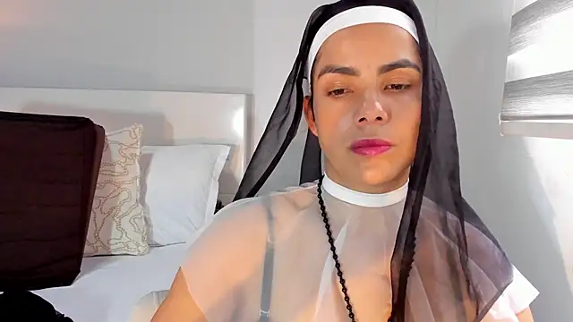 ClaraMariaMon online show from June 25, 2026, 4:11 pm
