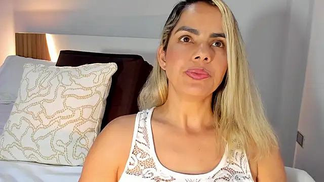 ClaraMariaMon online show from July 19, 2026, 7:39 pm