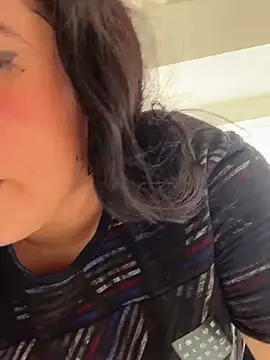 melyescobar online show from December 25, 2024, 3:06 pm