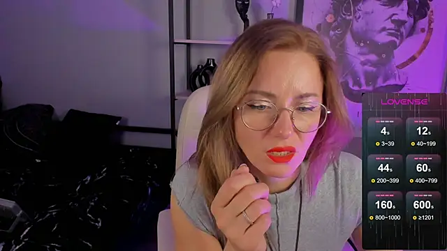 LadyIzabel online show from October 28, 2025, 9:35 am