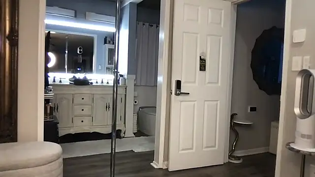 curvyfunlover online show from October 15, 2025, 11:27 pm