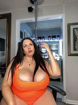 Snapshot of curvyfunlover chatting on June 17, 2026, 10:10 pm curvyfunlover online show from June 17, 2026, 10:10 pm