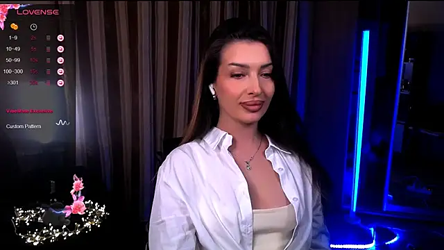 Snapshot of Laura_Bess chatting on May 6, 2026, 8:14 pm Laura Bess online show from May 6, 2026, 8:14 pm