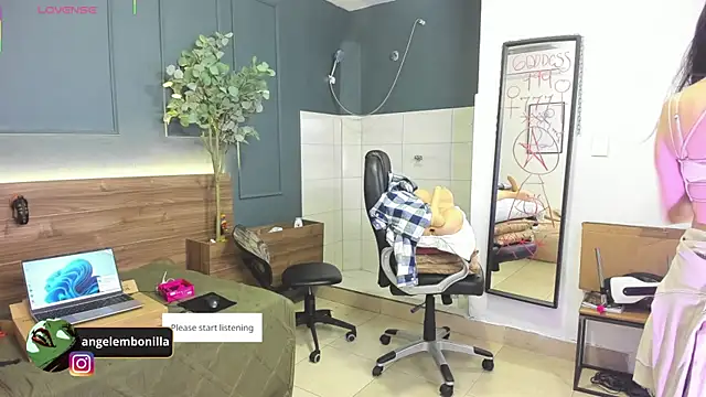Snapshot of megan_morgan01 chatting on May 6, 2026, 12:21 pm megan morgan01 online show from May 6, 2026, 12:21 pm