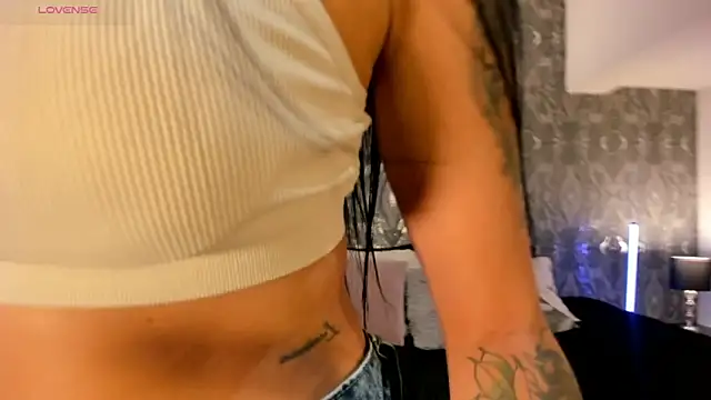 Snapshot of AriRobert_ chatting on November 5, 2025, 4:23 am AriRobert online show from November 5, 2025, 4:23 am