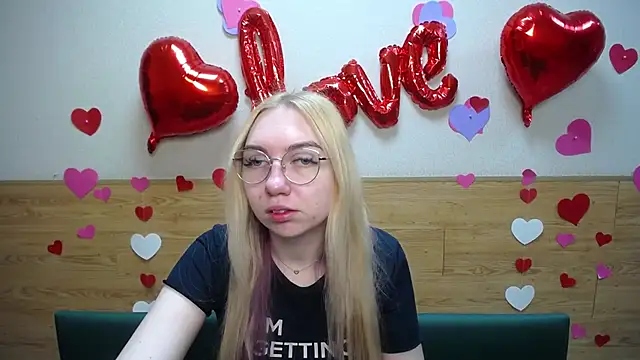 Snapshot of BeatriceFly chatting on March 17, 2025, 6:07 am BeatriceFly online show from March 17, 2025, 6:07 am