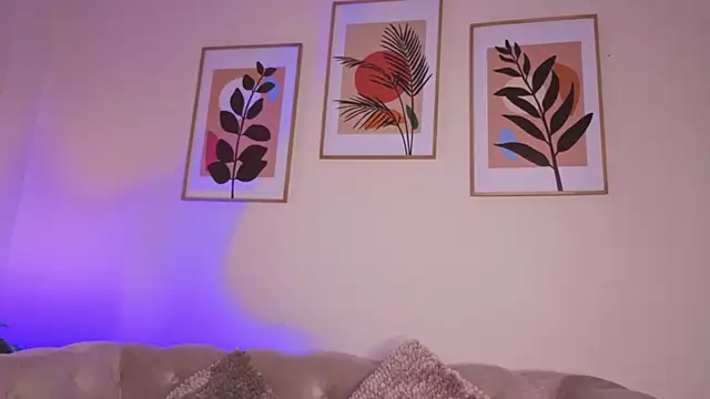 DahianaWalcott online show from December 17, 2025, 8:15 pm