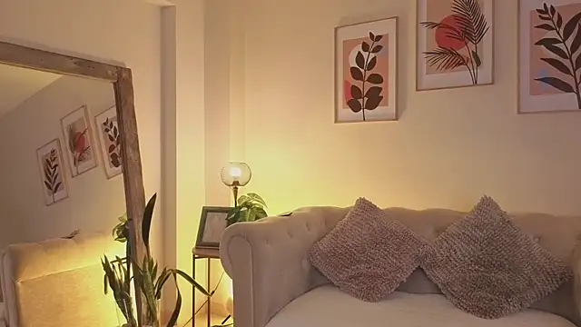 DahianaWalcott online show from April 8, 2026, 6:19 pm