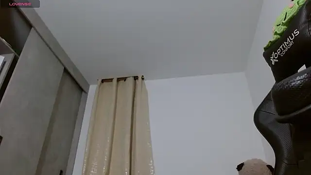 Snapshot of miss_valery2 chatting on April 18, 2026, 4:16 am miss valery2 online show from April 18, 2026, 4:16 am