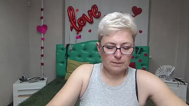 EmiliaGree online show from September 22, 2025, 5:04 pm