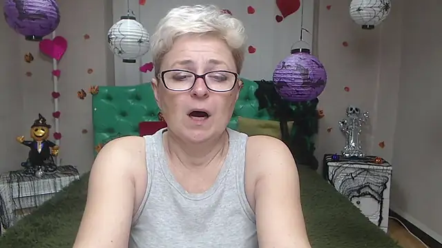 EmiliaGree online show from November 3, 2025, 6:09 pm