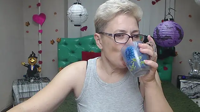 EmiliaGree online show from November 11, 2025, 6:19 pm