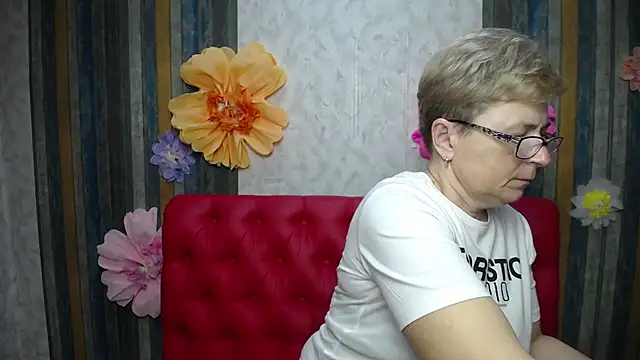 Snapshot of EmiliaGree chatting on May 9, 2026, 4:56 pm EmiliaGree online show from May 9, 2026, 4:56 pm