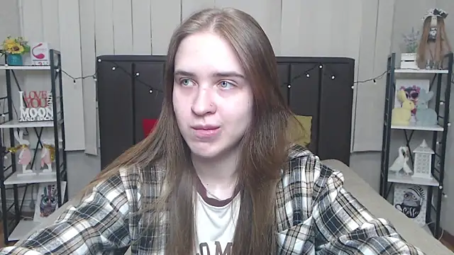 LauraHlot online show from September 22, 2025, 5:37 pm