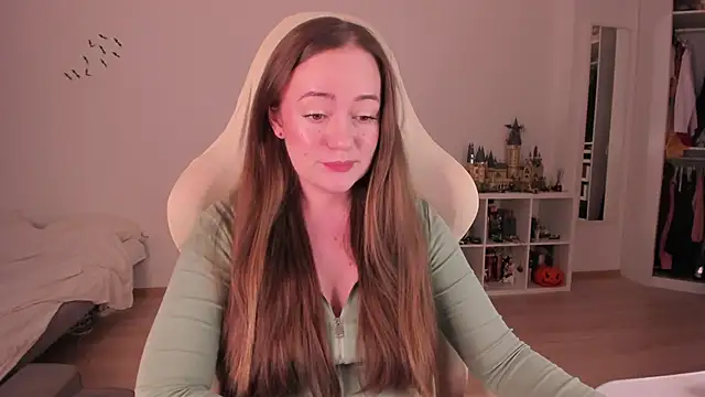 WalkingGirl online show from December 13, 2025, 8:47 pm