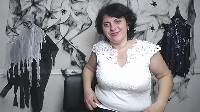 Snapshot of LuciaMii chatting on November 12, 2025, 6:14 am LuciaMii online show from November 12, 2025, 6:14 am