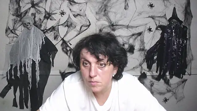 Snapshot of LuciaMii chatting on November 13, 2025, 6:07 pm LuciaMii online show from November 13, 2025, 6:07 pm