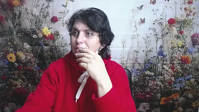 Snapshot of LuciaMii chatting on November 17, 2025, 5:52 pm LuciaMii online show from November 17, 2025, 5:52 pm