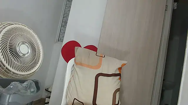 Snapshot of brown_halos chatting on December 10, 2024, 1:00 am brown halos online show from December 10, 2024, 1:00 am