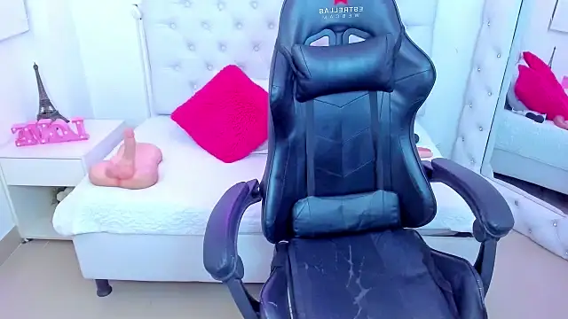 Snapshot of silvana__miller chatting on February 5, 2025, 7:20 pm silvana miller online show from February 5, 2025, 7:20 pm