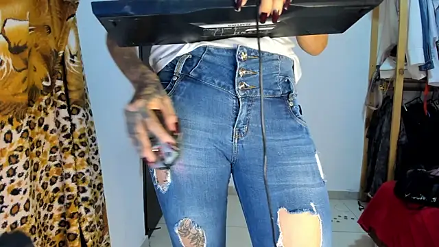 Charllote23 online show from March 18, 2025, 9:42 am