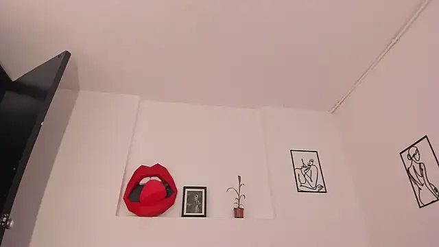 cloehonney online show from February 12, 2025, 2:24 am