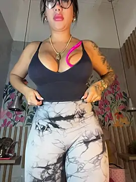 kiim taaylor online show from November 3, 2025, 11:44 am